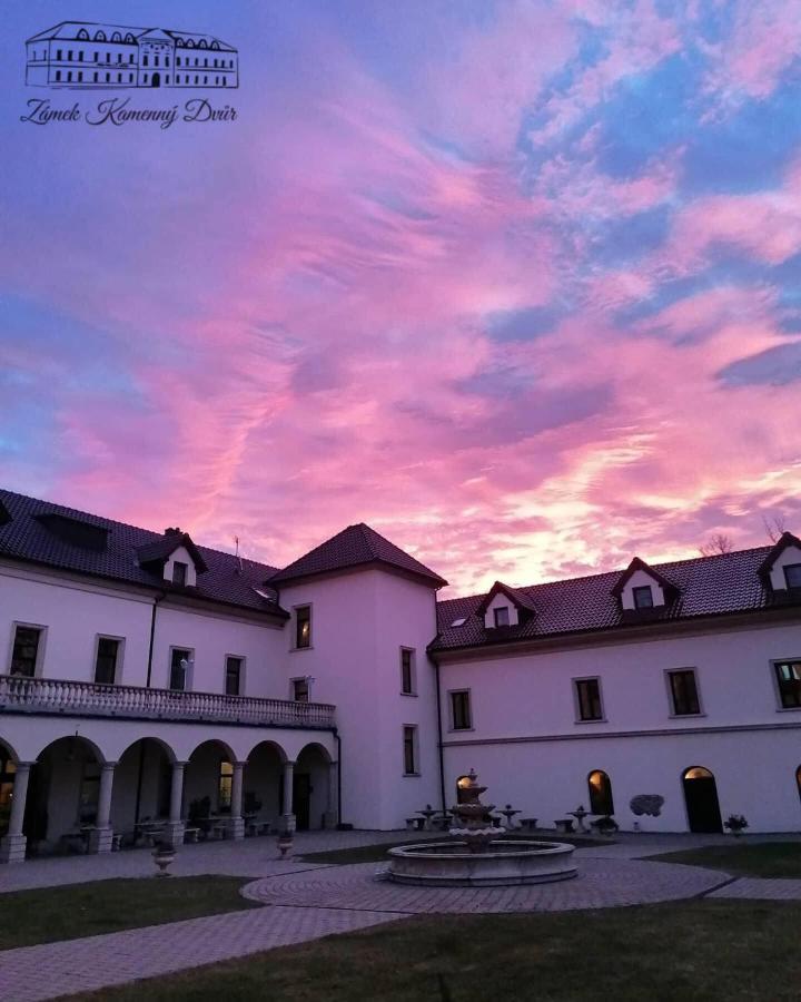 Hotel Zamek Kamenny Dvur à Kynsperk nad Ohri Extérieur photo