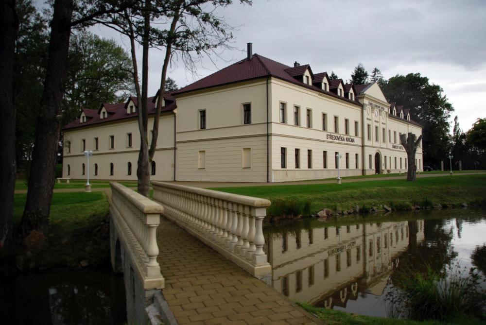 Hotel Zamek Kamenny Dvur à Kynsperk nad Ohri Extérieur photo